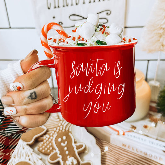 Mug de Noël style feu de camp en céramique 410 ml « Santa Is Judging », double face, rouge ou vert
