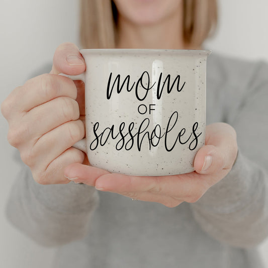 Mug de camping en céramique 428 ml "Mom Of Sassholes" glaçure sésame blanc design moucheté double face
