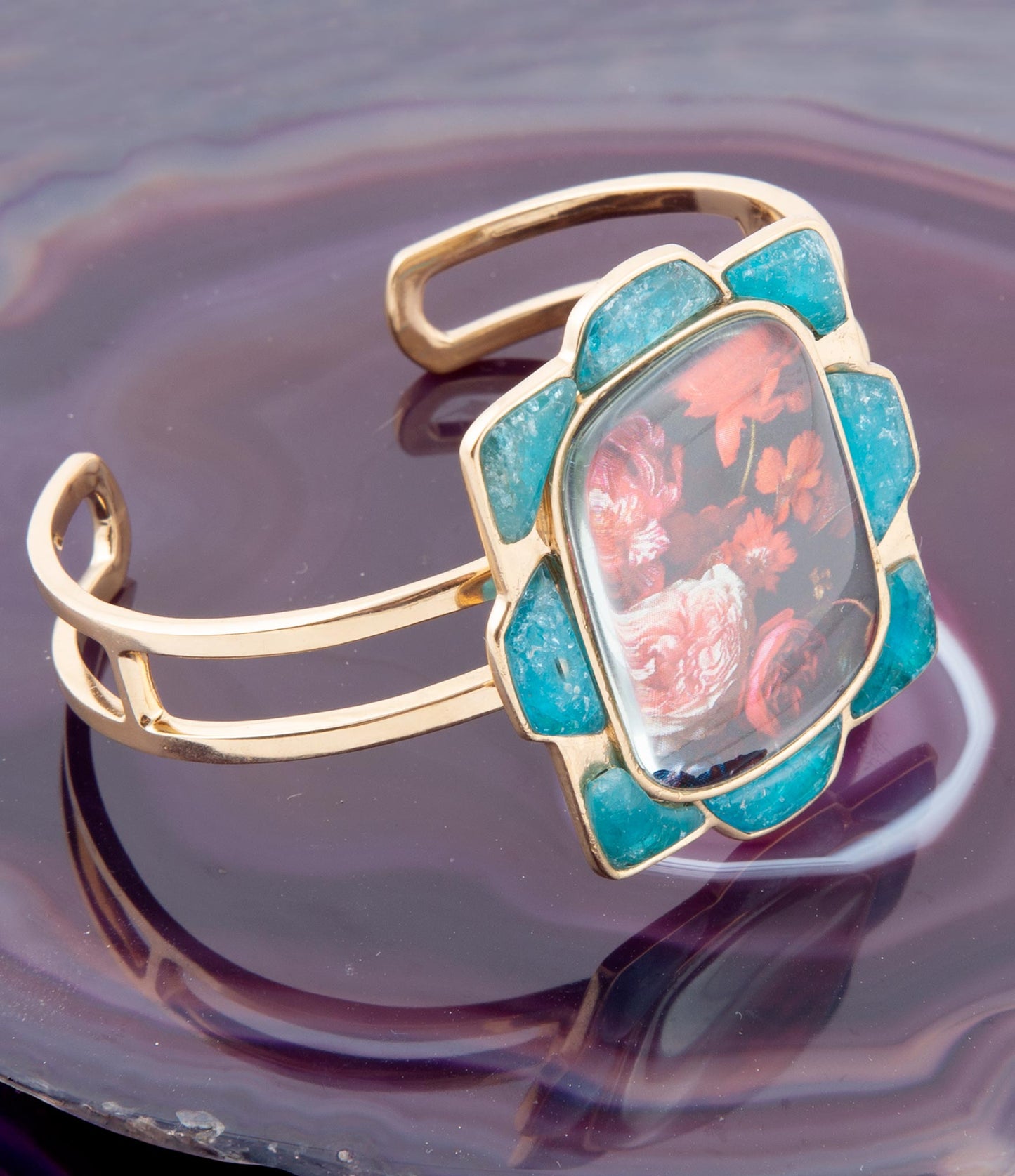 Bracelet manchette doré Scenic avec fleurs rouges et apatite bleue