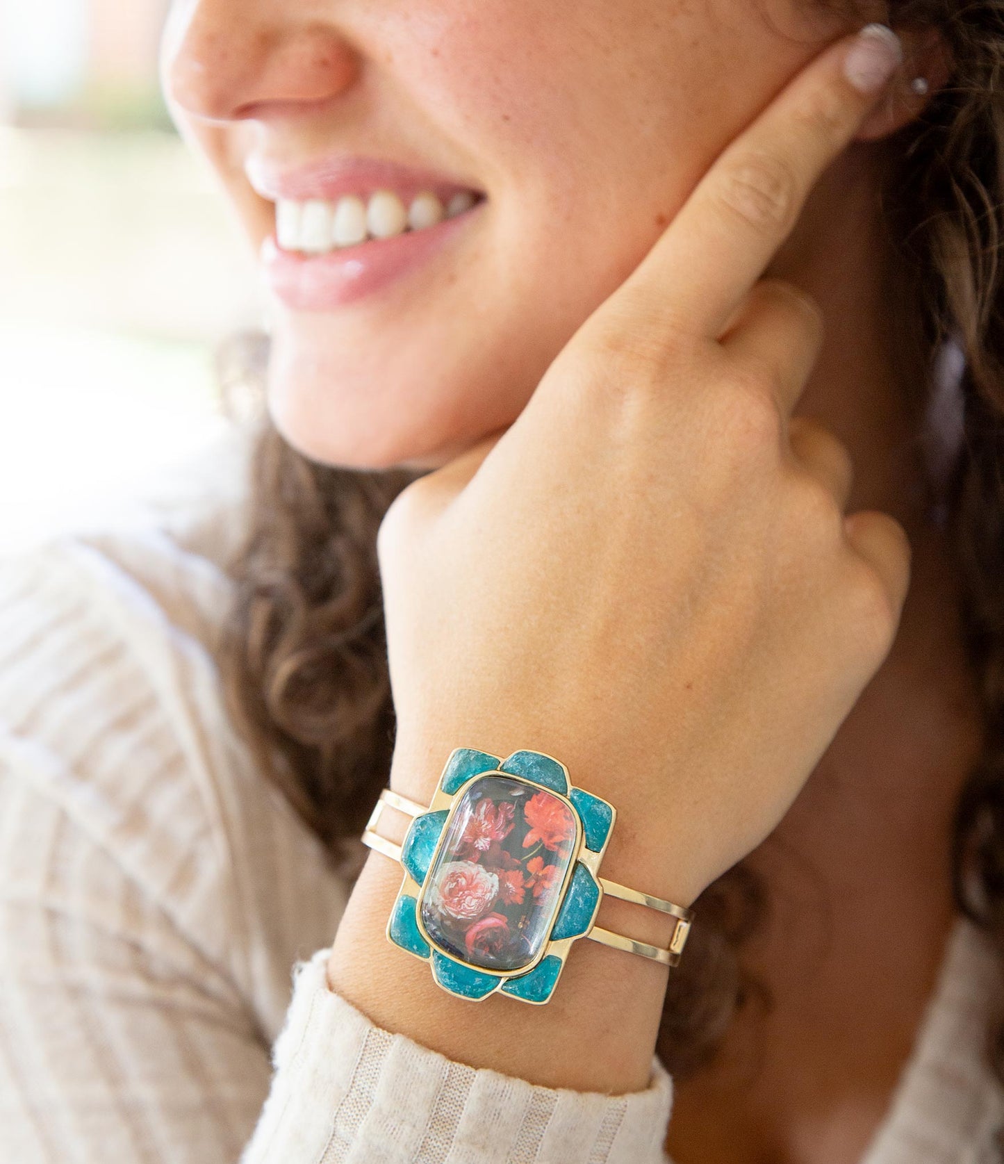 Bracelet manchette doré Scenic avec fleurs rouges et apatite bleue