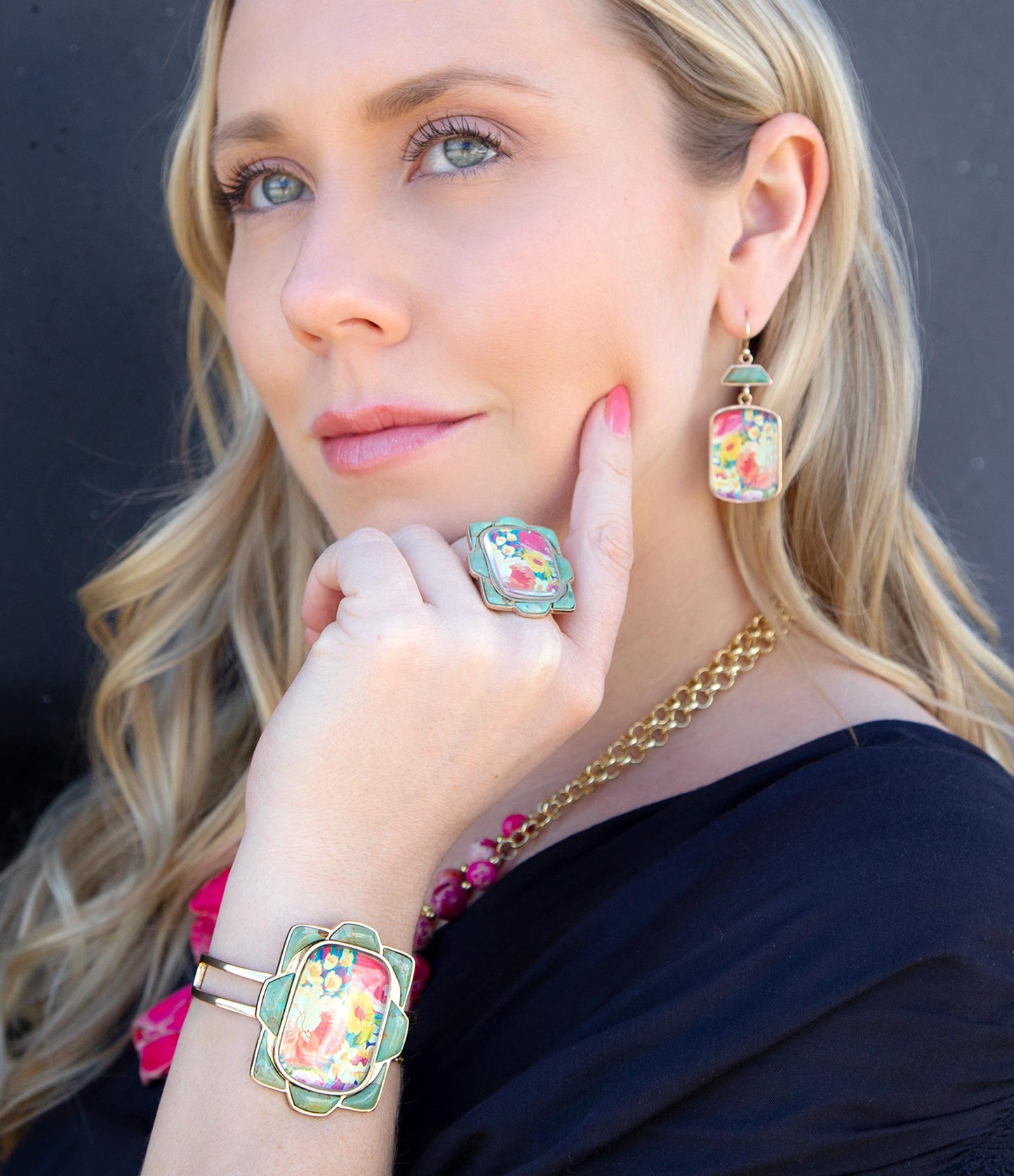 Malerisches Armband mit Blumenmuster in Blau, Türkis und Gold