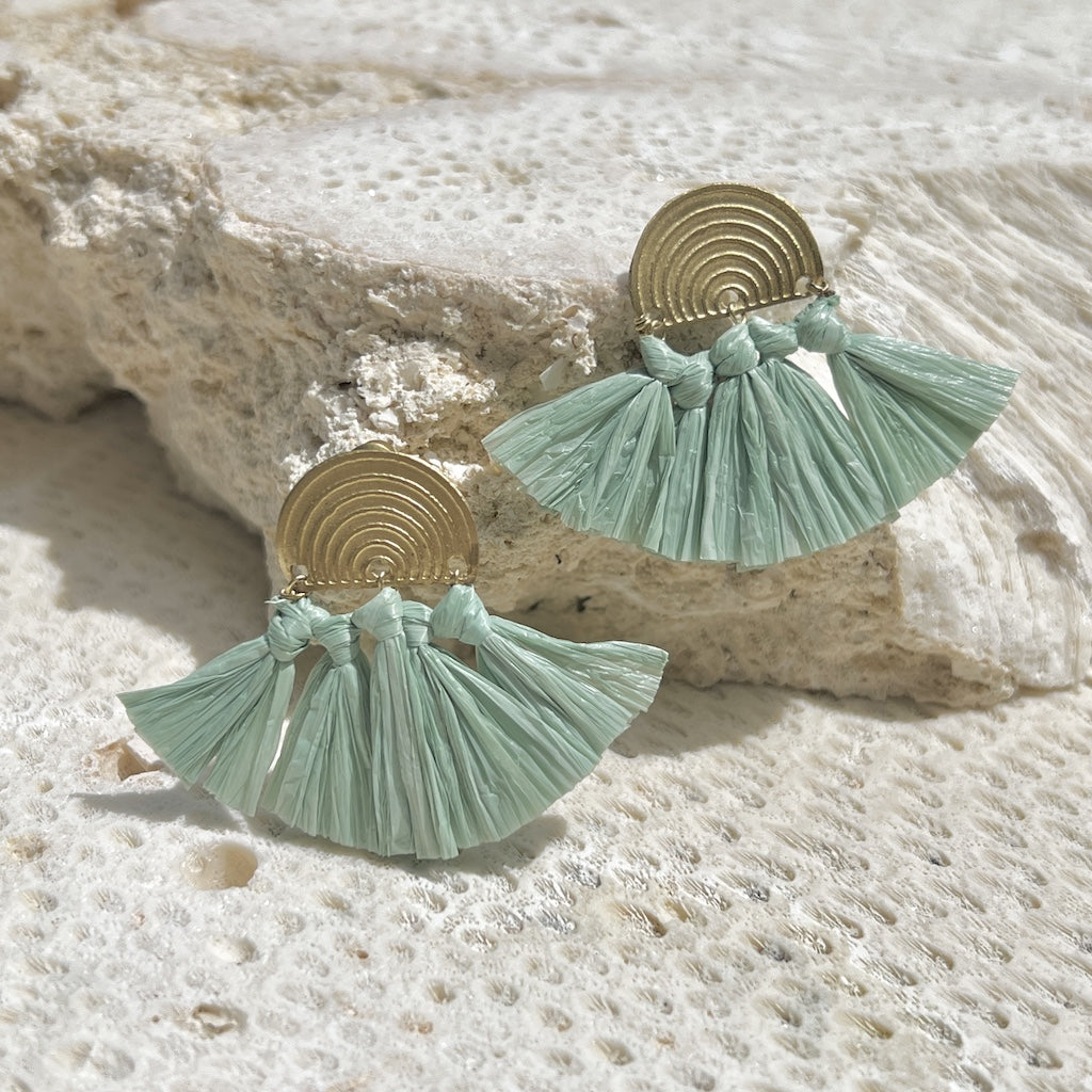 Boucles d'oreilles éventail en raphia vert de mer légères bohème en laiton pendantes bijoux d'été