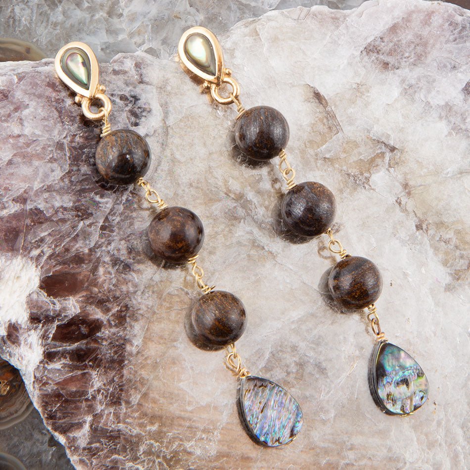 Sepia Seeblau Abalone Ohrringe mit Gold-Tropfen
