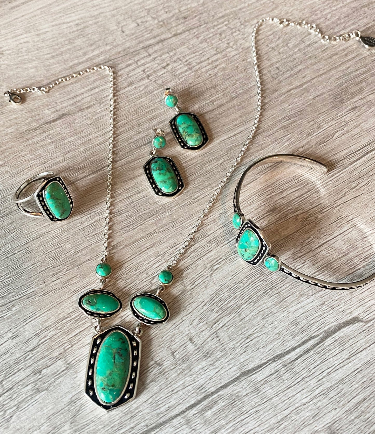 Bague en turquoise vert anis sertie d'argent sterling