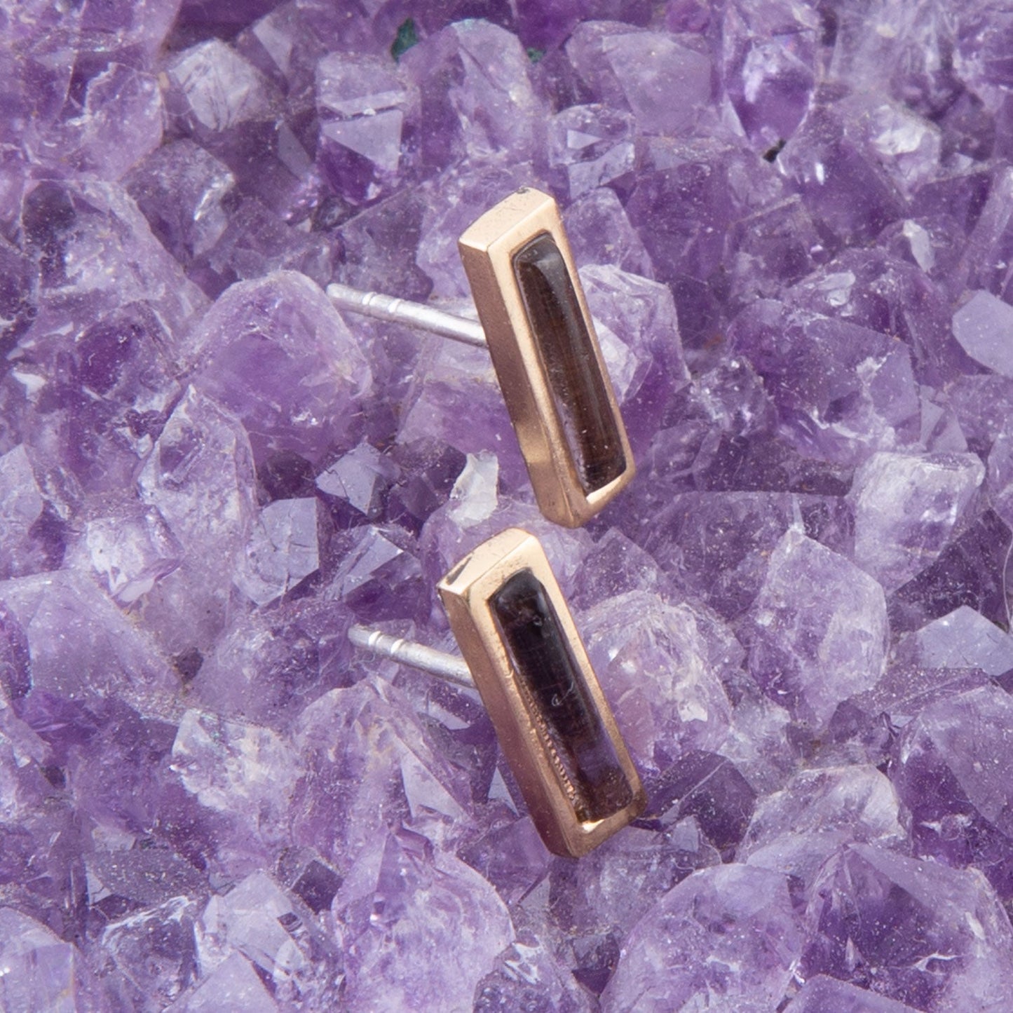 Kurzer linearer Amethyst- und Bronze-Stecker