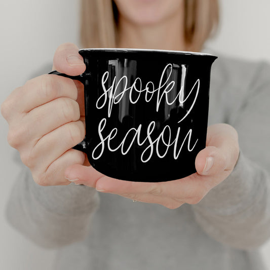 Tasse en céramique noire spooky season 430 ml, tasse à café d'Halloween, motifs blancs hantés