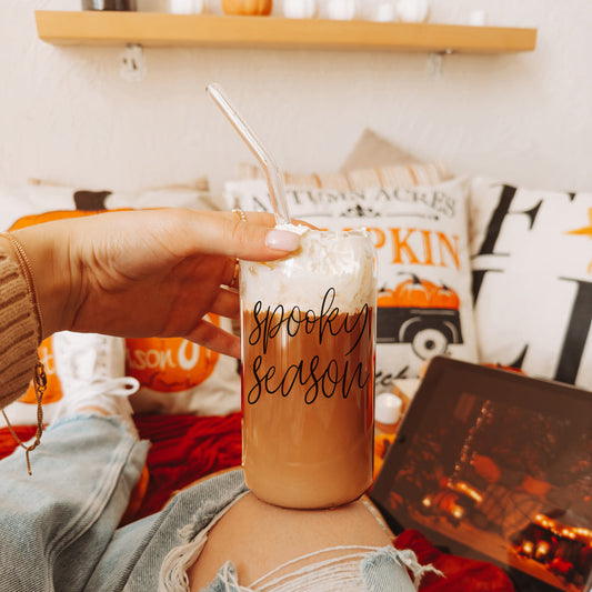 Hocus Pocus Ich brauche Kaffee 20oz Glasbecher Bambusdeckel 2 Edelstahlstrohhalme
