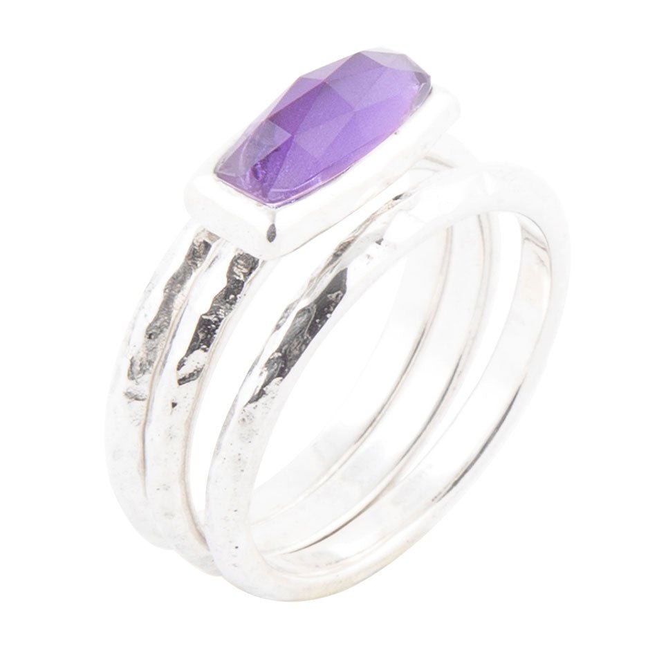 Stapelbarer Ring aus gehämmertem Lila-Amethyst und Sterlingsilber