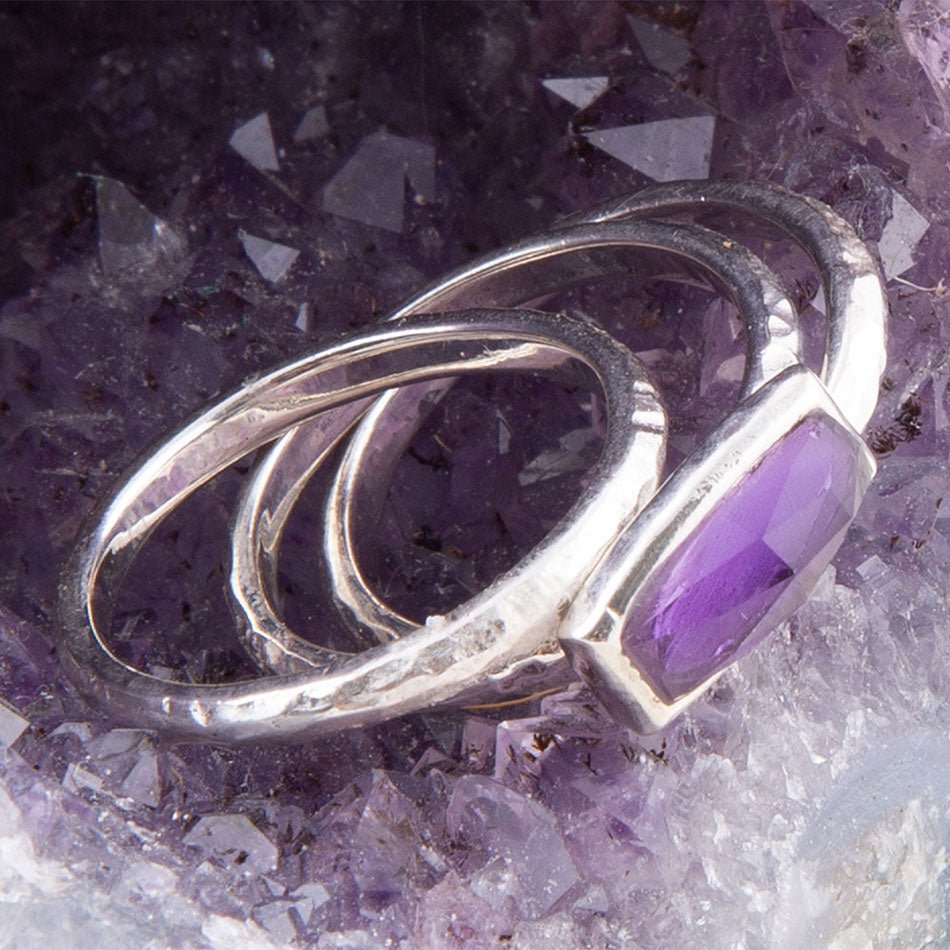 Stapelbarer Ring aus gehämmertem Lila-Amethyst und Sterlingsilber