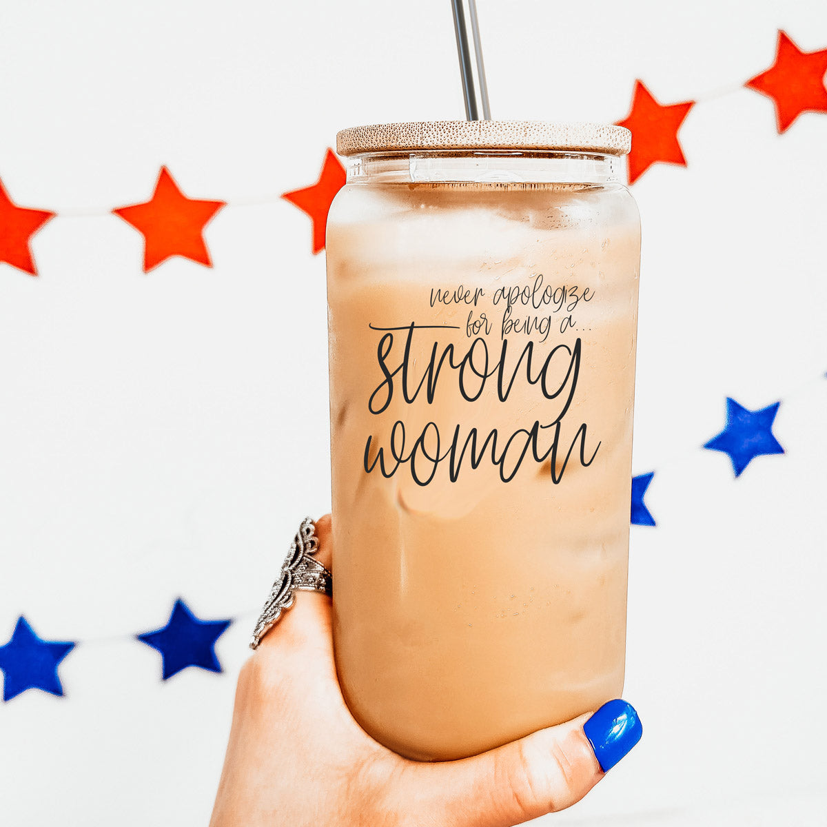 Strong Woman Glas-Trinkbecher (500 ml) mit Bambusdeckel und Edelstahl-Trinkhalmen - Geschenk
