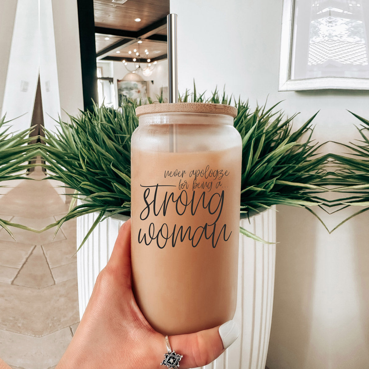 Strong Woman Glas-Trinkbecher (500 ml) mit Bambusdeckel und Edelstahl-Trinkhalmen - Geschenk