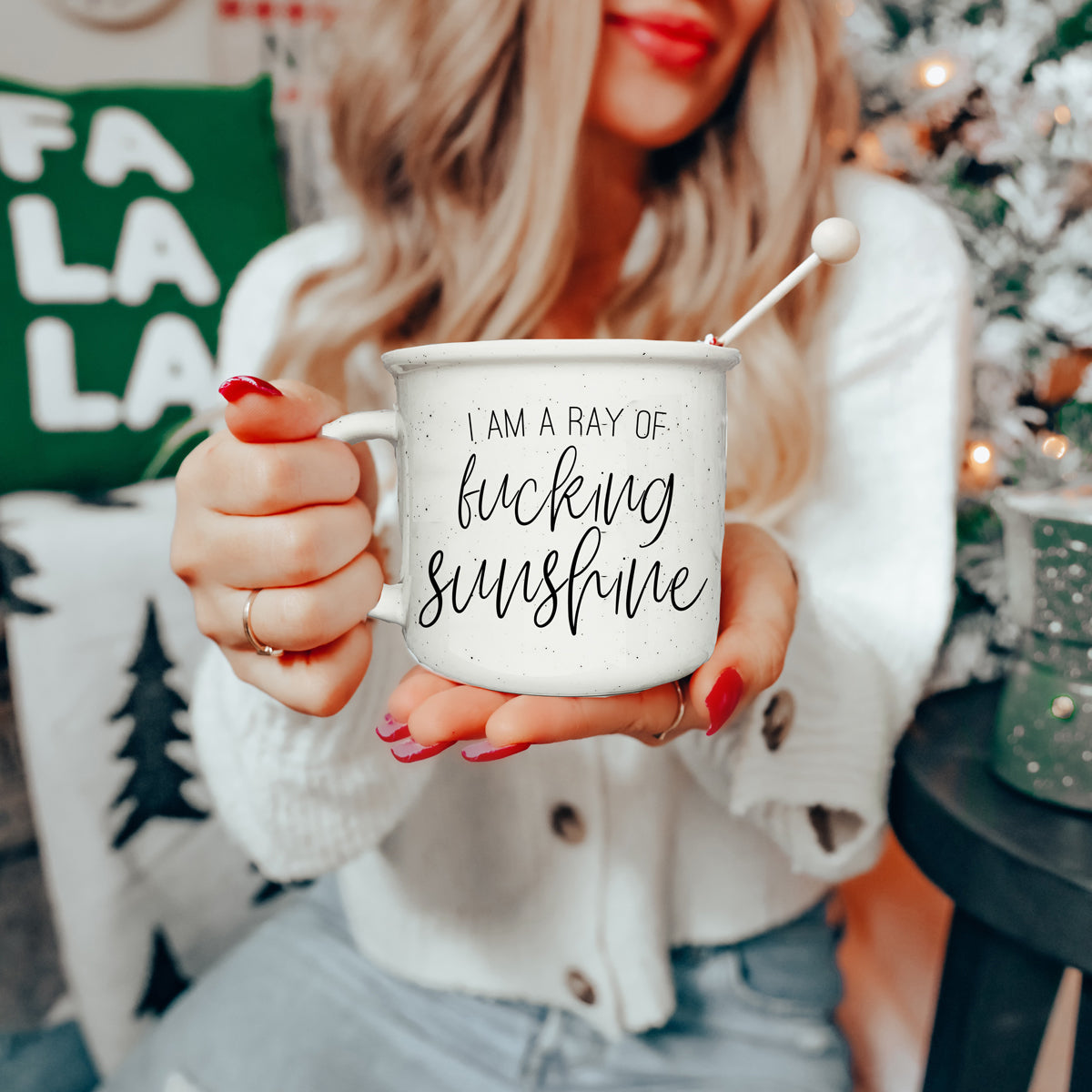 14.5oz Keramik-Lagerfeuertasse Weißer Sesamglasur Gesprenkeltes Elfenbein Schwarze Schrift Design auf beiden Seiten Geschenk