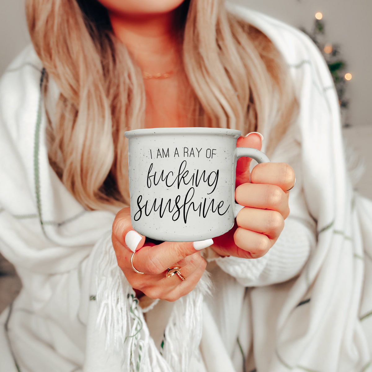 14.5oz Keramik-Lagerfeuertasse Weißer Sesamglasur Gesprenkeltes Elfenbein Schwarze Schrift Design auf beiden Seiten Geschenk