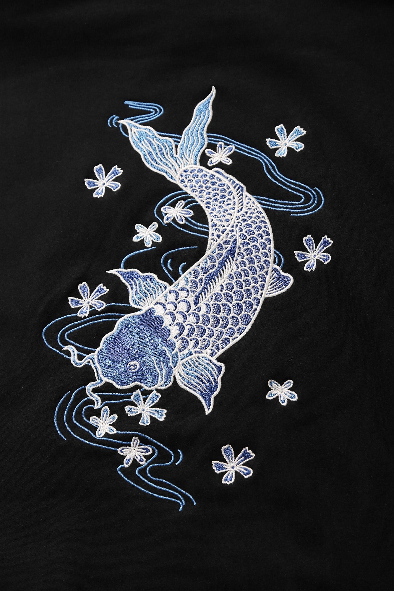 Pull brodé carpe koï bleu SW9015