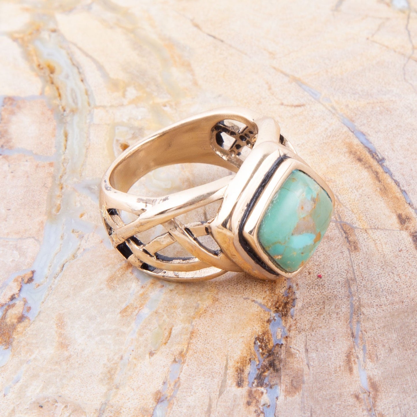 Ring mit ausgeschnittenem Design, blauer Türkis und goldene Bronze