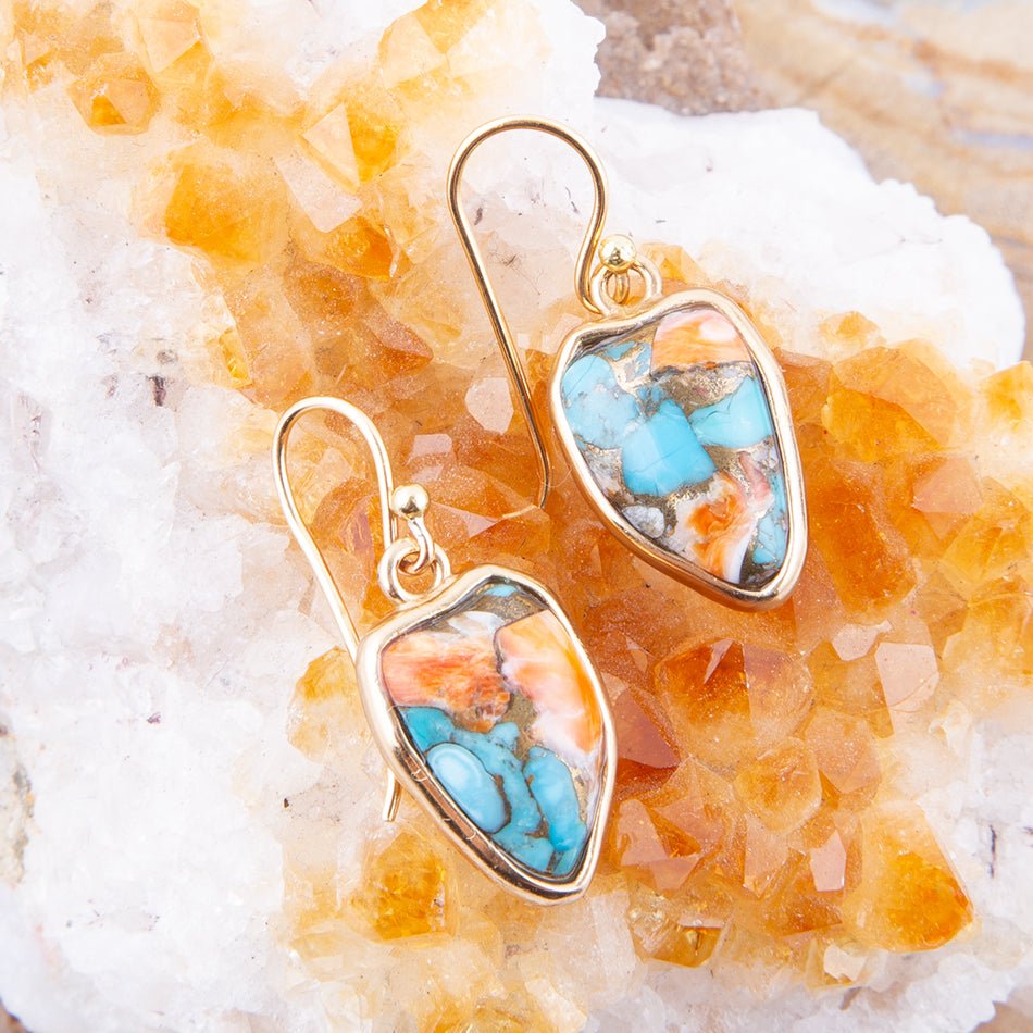 Boucles d'oreilles pendantes dorées en turquoise bleue et huître épineuse orange.