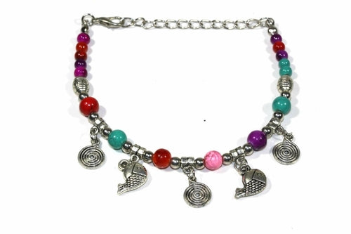 Bracelet breloque poisson en perles turquoises avec breloques spirales
