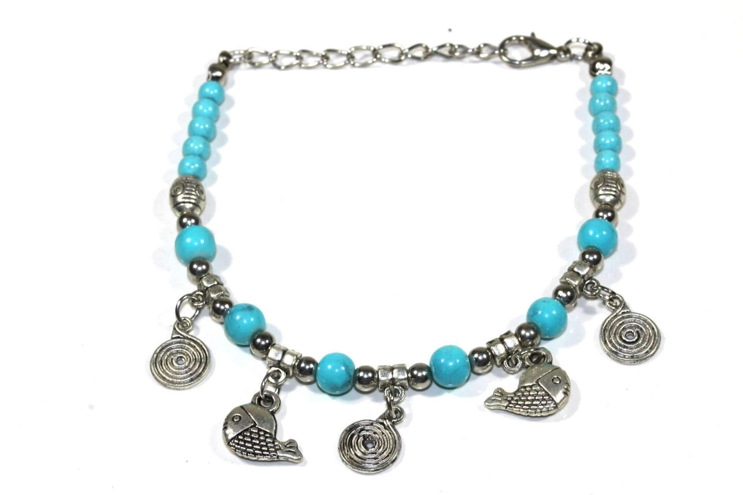 Bracelet breloque poisson en perles turquoises avec breloques spirales