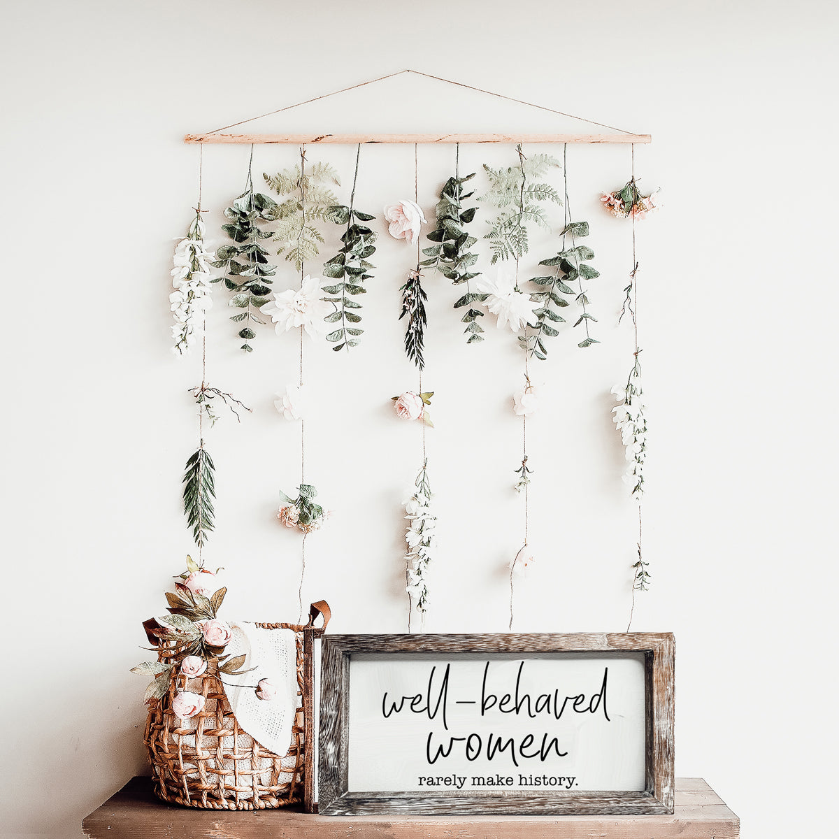Décor mural féministe en bois "Well Behaved Women", cadeau d'autonomisation