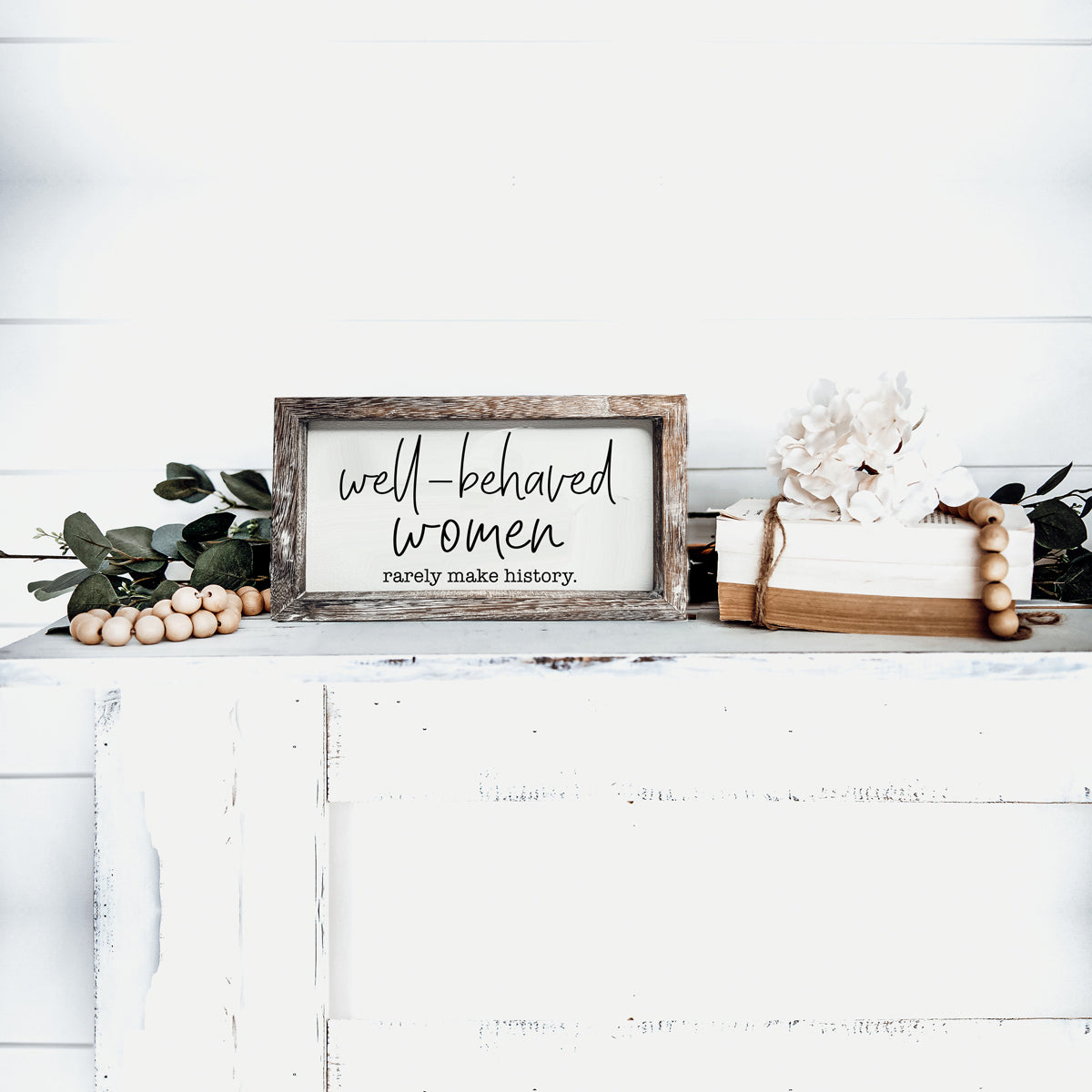 Décor mural féministe en bois "Well Behaved Women", cadeau d'autonomisation
