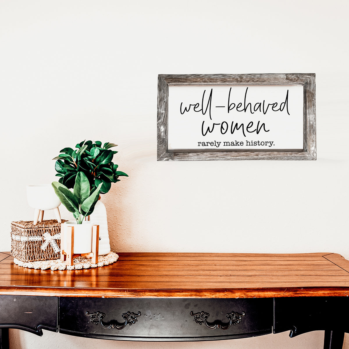 Décor mural féministe en bois "Well Behaved Women", cadeau d'autonomisation