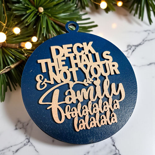 Deck The Halls 12 Farben Holz-Weihnachtsbaumschmuck mit frechen Fa-La-La-Texten und rustikalem Finish