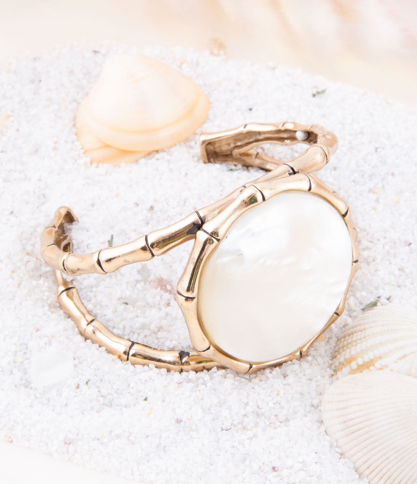 Bracelet manchette en bambou doré et nacre blanche