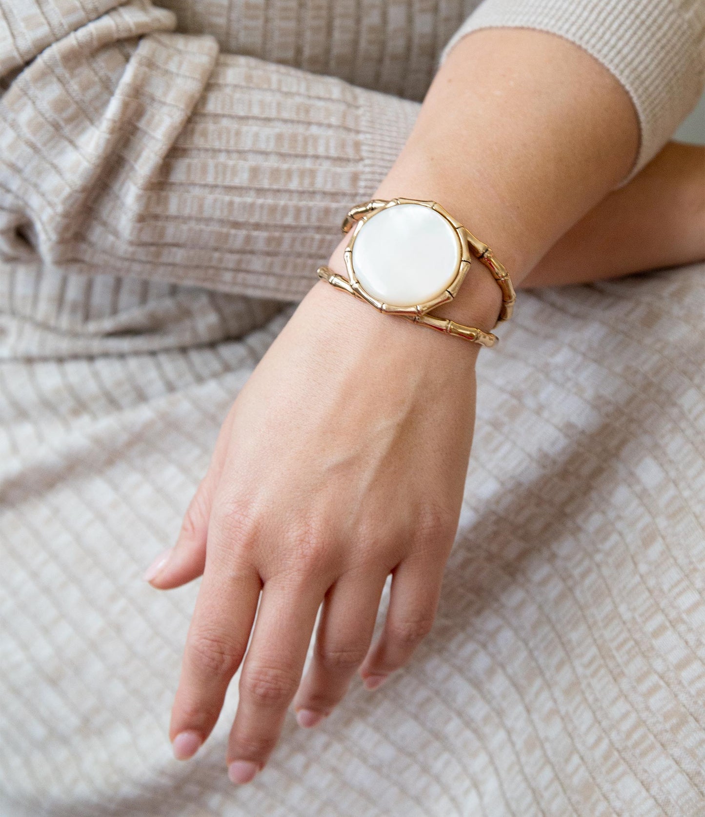 Bracelet manchette en bambou doré et nacre blanche