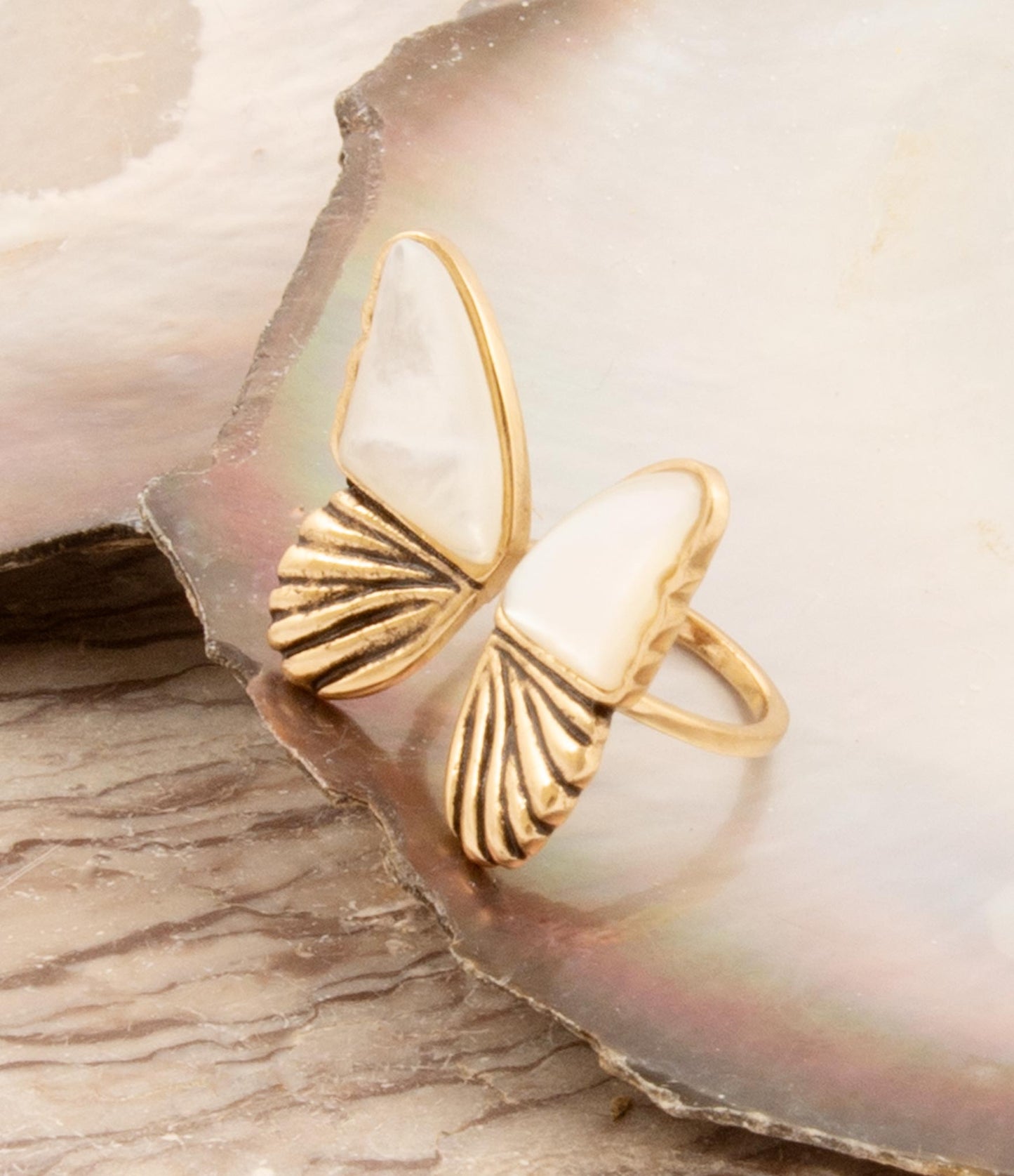 Bague Papillon en Nacre Blanche et Dorée
