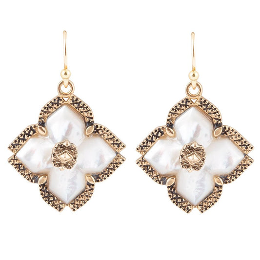 Boucles d'oreilles pendantes croix de Malte en nacre blanche et dorées