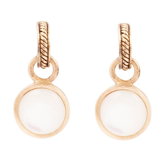 Boucles d'oreilles pendantes dorées avec nacre blanche de projecteur